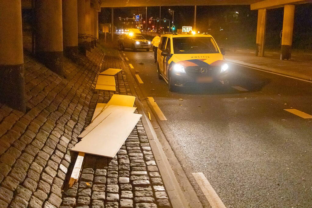 Vrachtwagen raakt onderkant van viaduct