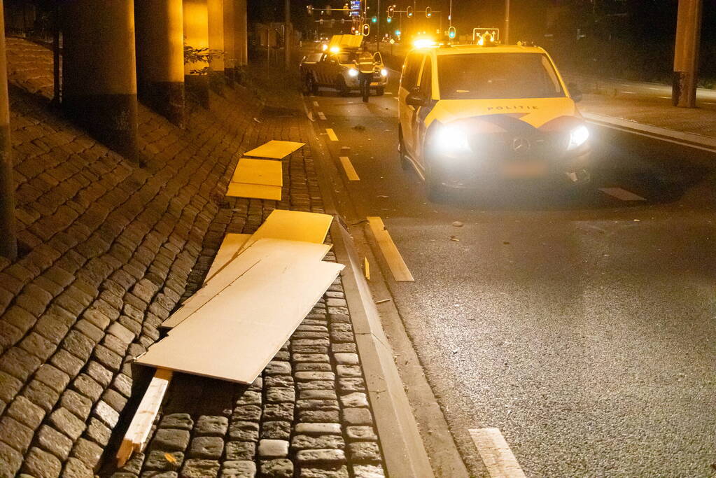 Vrachtwagen raakt onderkant van viaduct