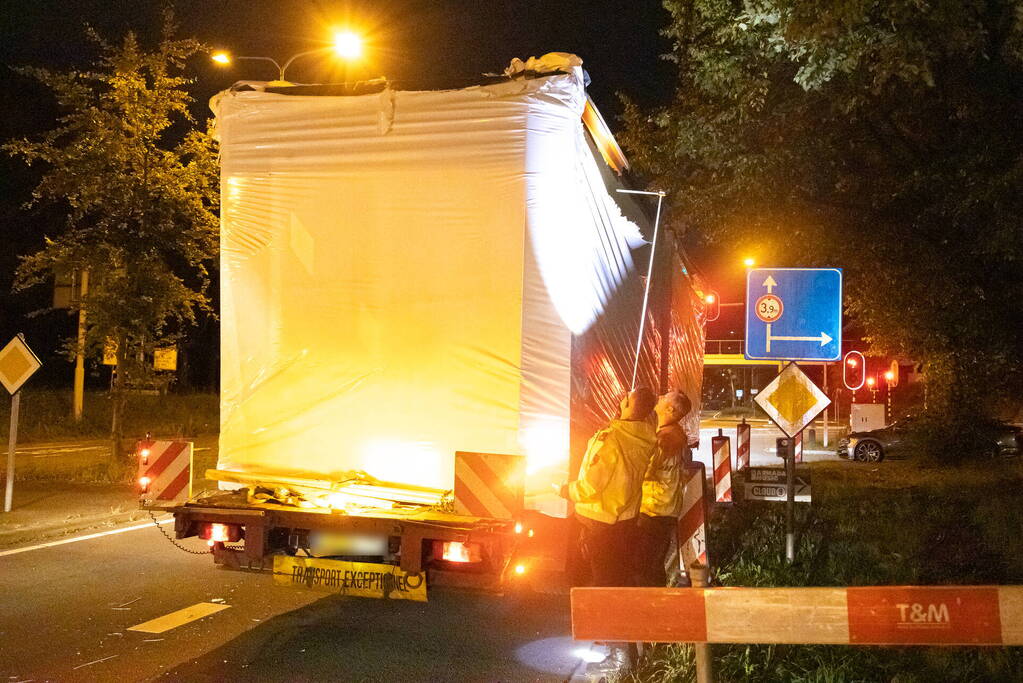Vrachtwagen raakt onderkant van viaduct