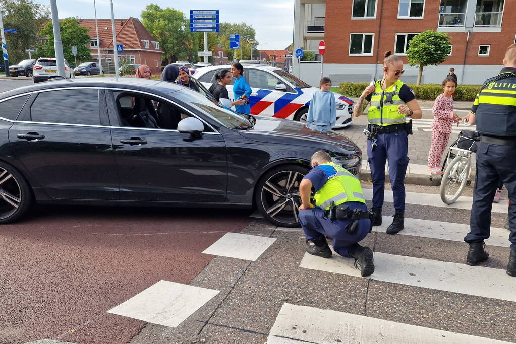 Automobilist en scooterrijder in botsing op rotonde