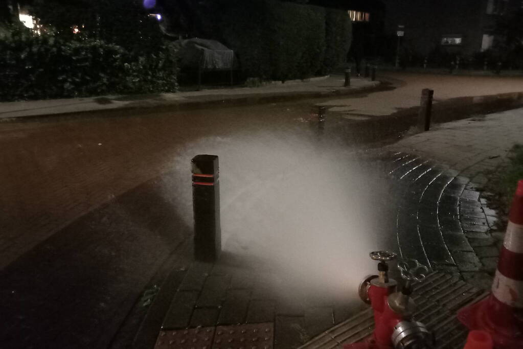 Waterleiding gesprongen in kelder van woning