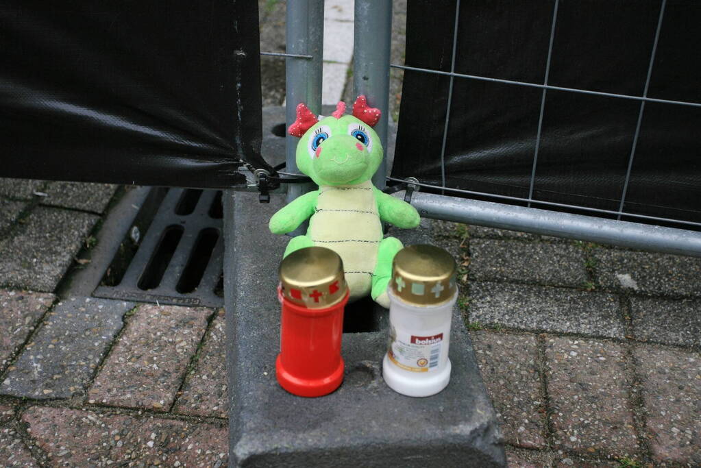 Eerste bloemen bij woning van dodelijke schietpartij