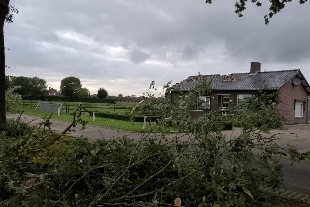 Woning zwaar beschadigd door rondvliegende takken