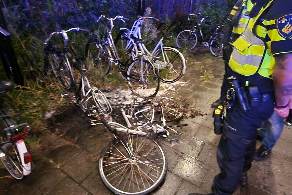 Drie fietsen in brand gestoken in fietsenstalling