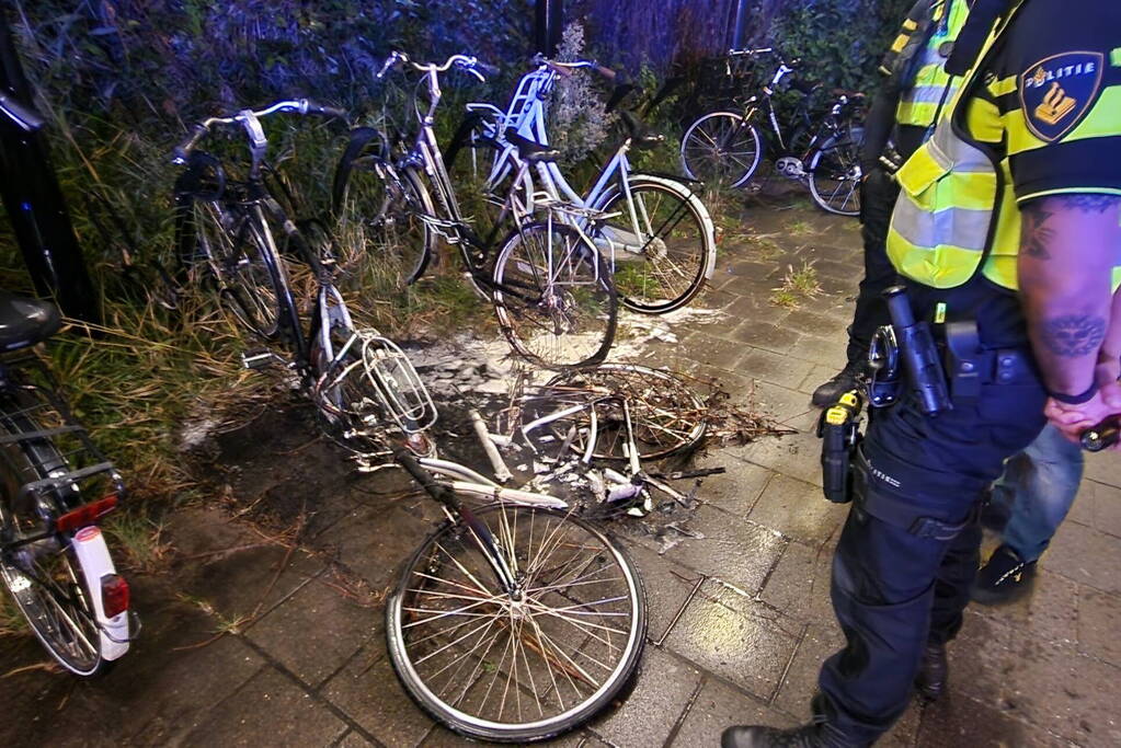 Drie fietsen in brand gestoken in fietsenstalling