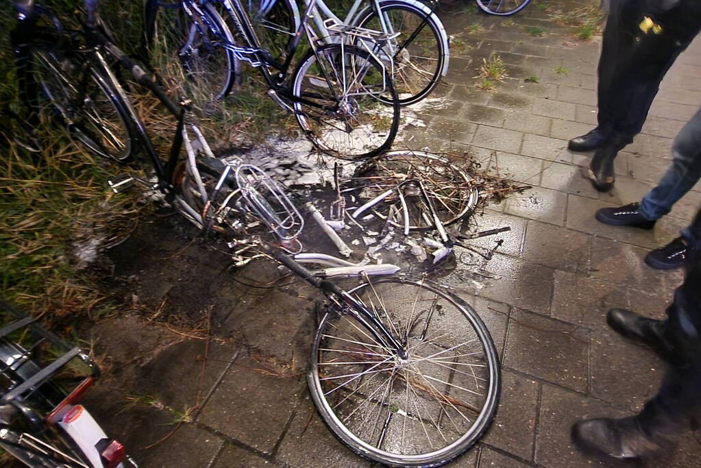 Drie fietsen in brand gestoken in fietsenstalling