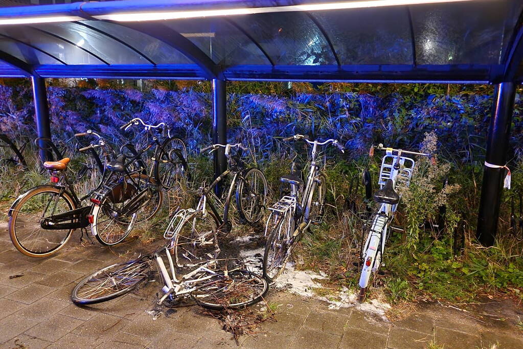 Drie fietsen in brand gestoken in fietsenstalling