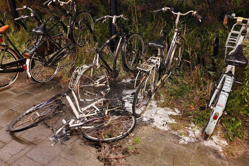 Drie fietsen in brand gestoken in fietsenstalling