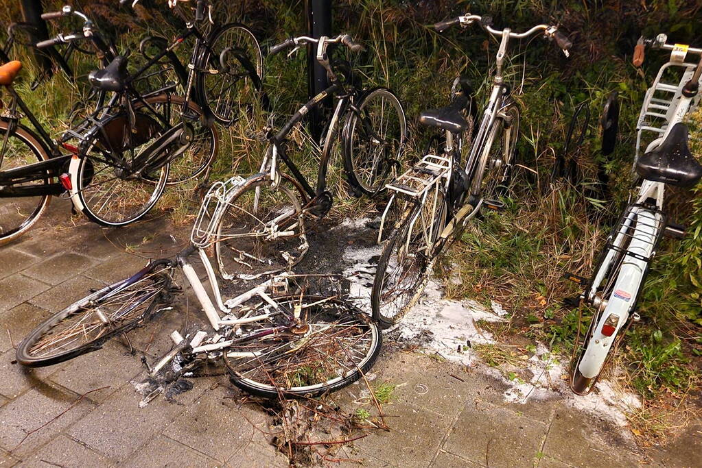 Drie fietsen in brand gestoken in fietsenstalling