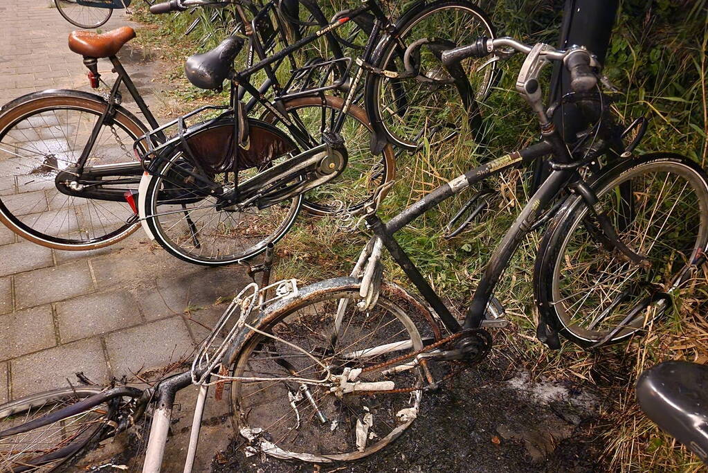 Drie fietsen in brand gestoken in fietsenstalling