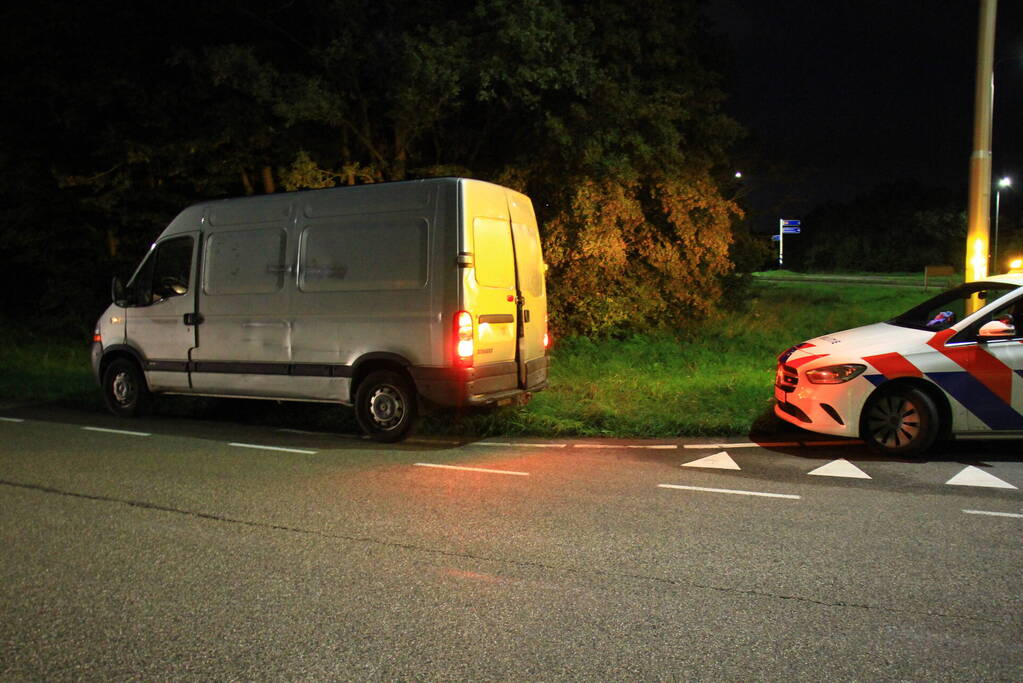 Bestuurder bestelbus slaat op de vlucht, politiehelikopter ingezet bij zoekactie