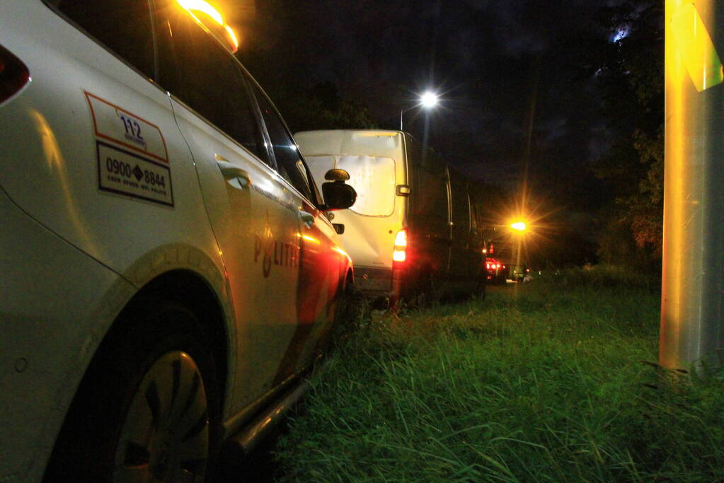 Bestuurder bestelbus slaat op de vlucht, politiehelikopter ingezet bij zoekactie