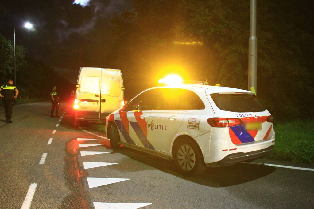 Bestuurder bestelbus slaat op de vlucht, politiehelikopter ingezet bij zoekactie
