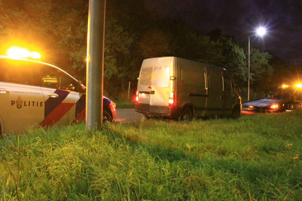 Bestuurder bestelbus slaat op de vlucht, politiehelikopter ingezet bij zoekactie