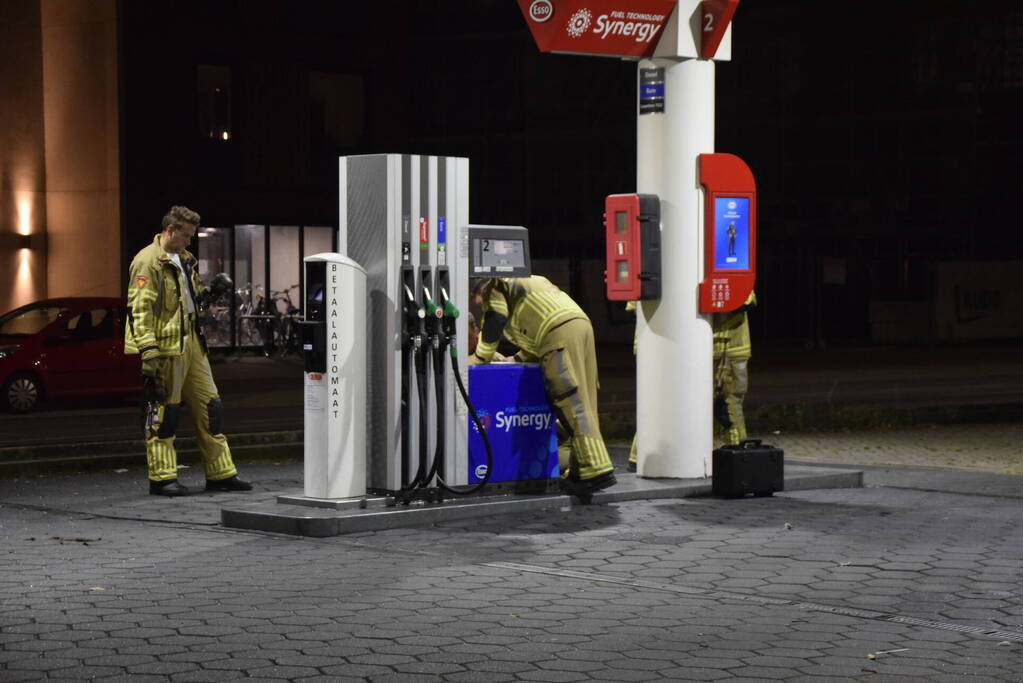 Brandweer onderzoek bij benzinestation naar brandlucht