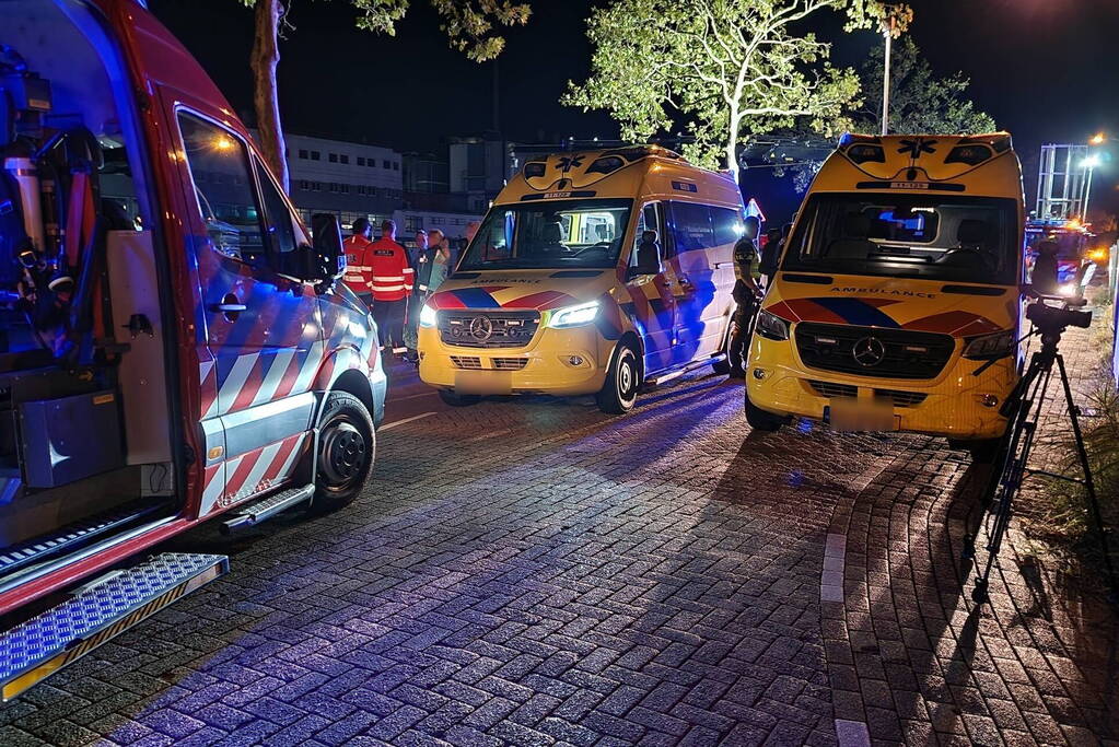 Geparkeerde auto verdwijnt onder water na botsing