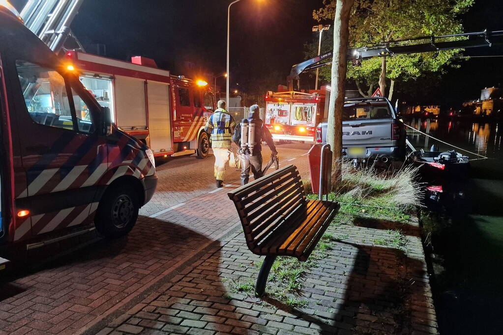 Geparkeerde auto verdwijnt onder water na botsing