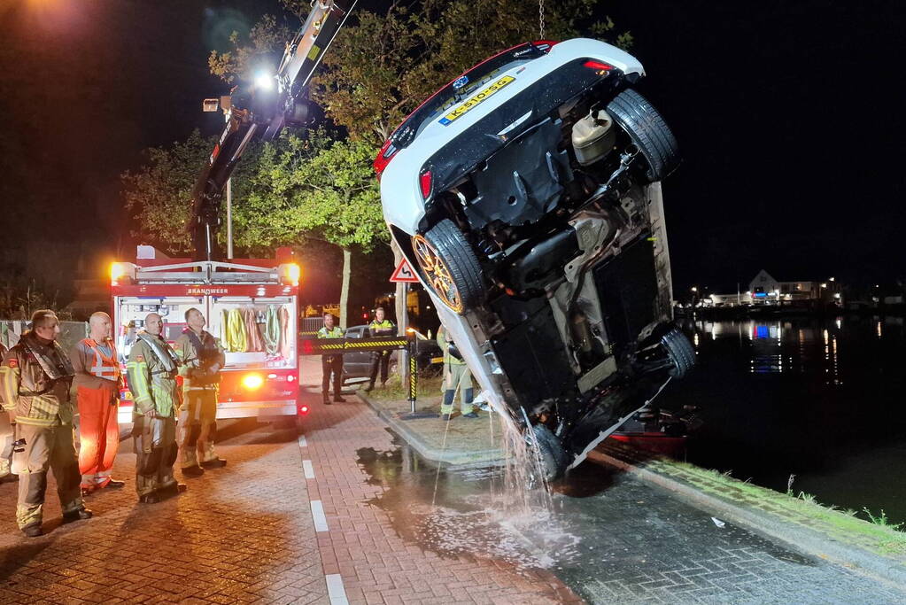 Geparkeerde auto verdwijnt onder water na botsing