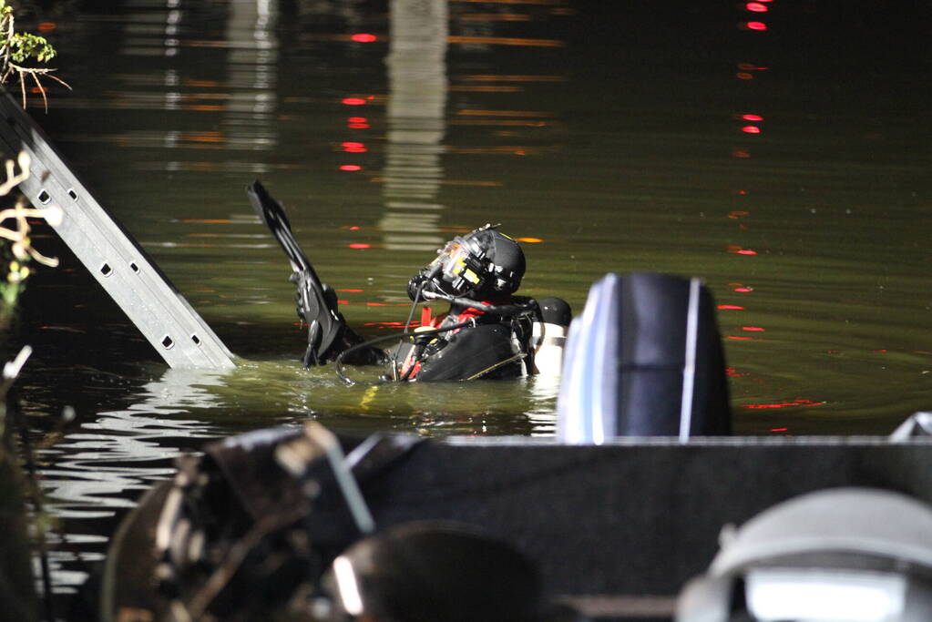 Geparkeerde auto verdwijnt onder water na botsing