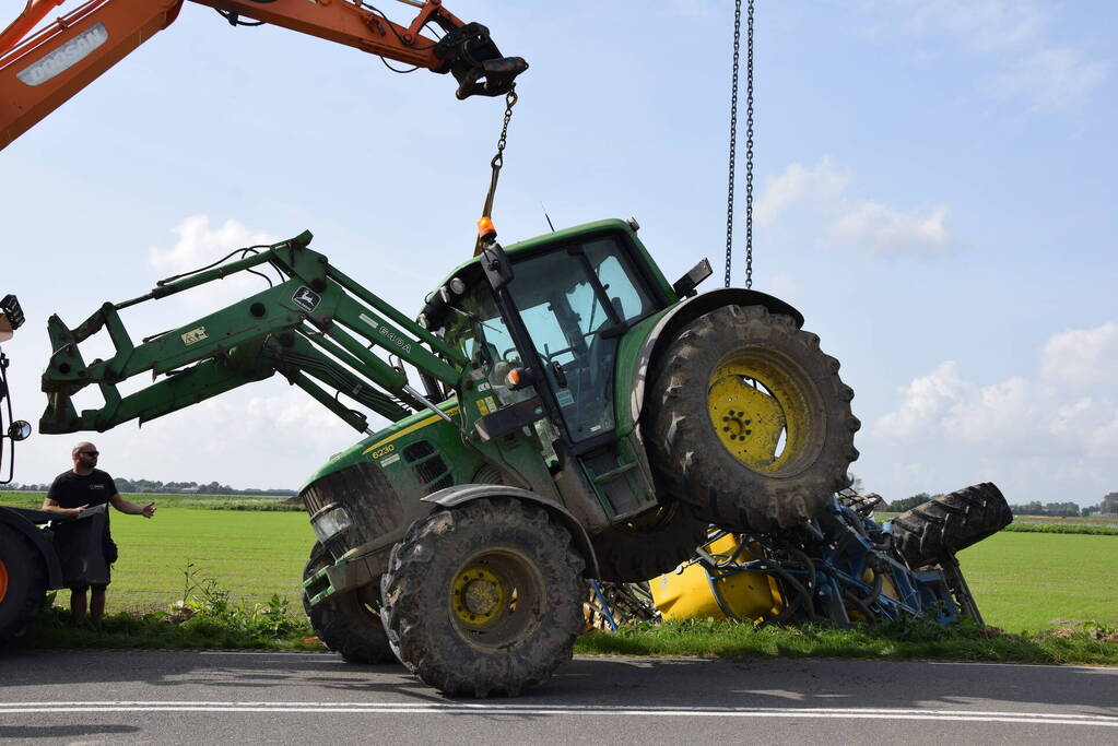 Aanhanger van tractor belandt in sloot