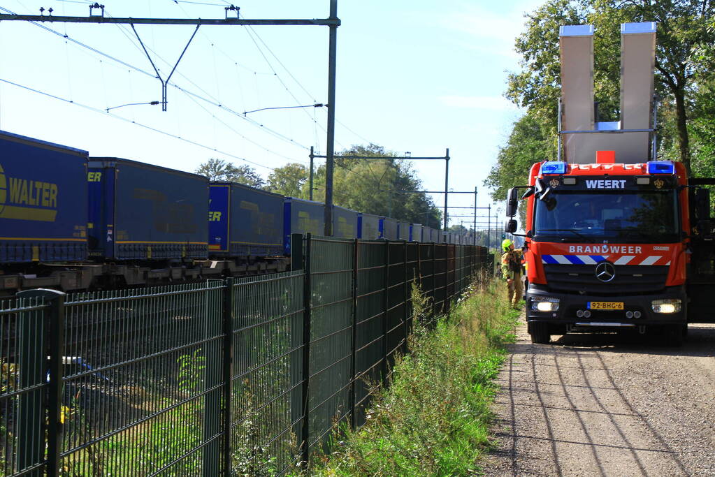 Brandweer controleert vastgelopen remmen van goederentrein