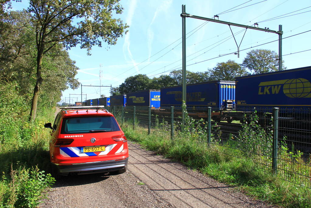 Brandweer controleert vastgelopen remmen van goederentrein