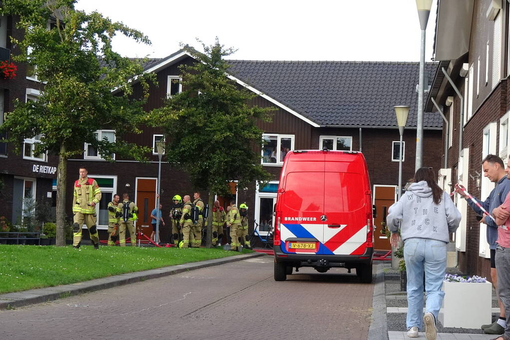 Brand op dak van appartementencomplex met rietendak