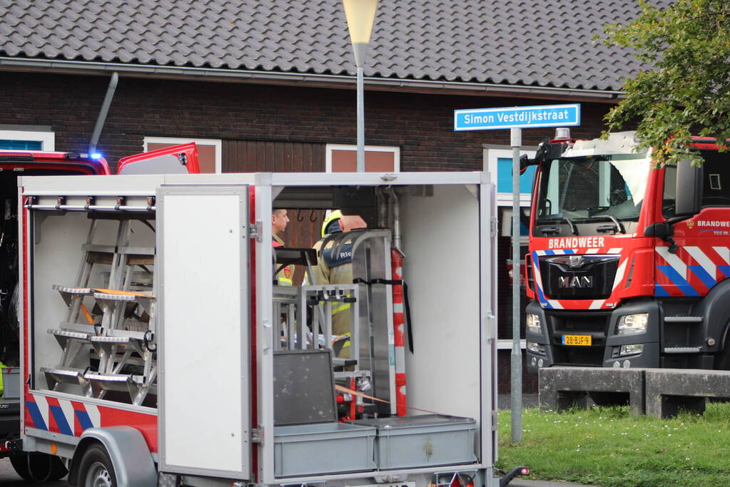 Brand op dak van appartementencomplex met rietendak