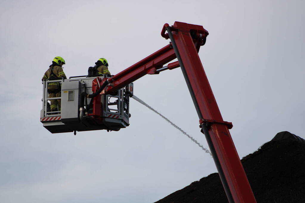 Brand op dak van appartementencomplex met rietendak