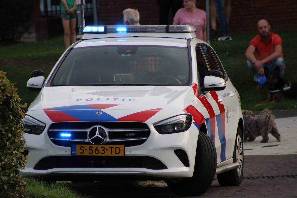 Brand op dak van appartementencomplex met rietendak