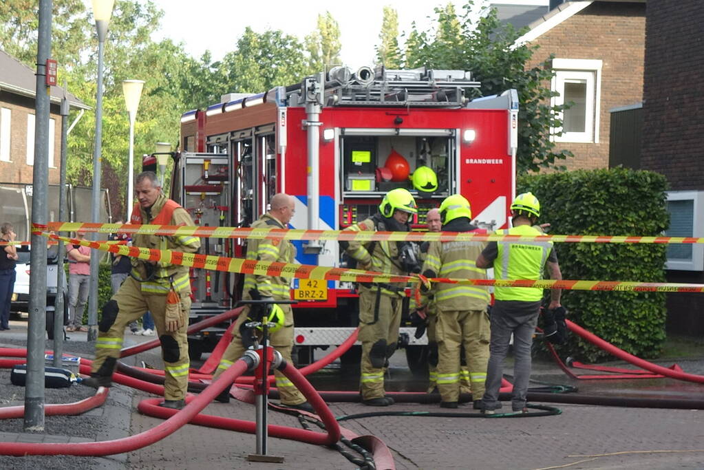 Brand op dak van appartementencomplex met rietendak