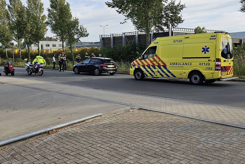 Scooterrijder botst achterop politiemotor