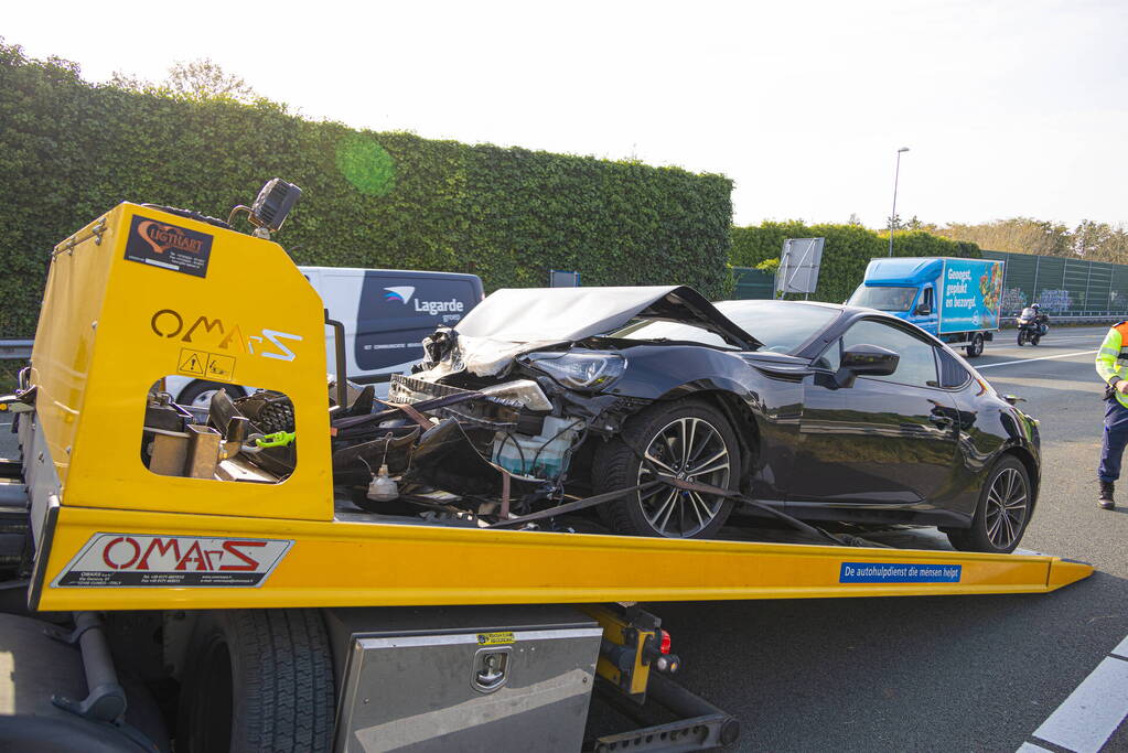 Veel schade bij botsing tussen auto en bestelbus
