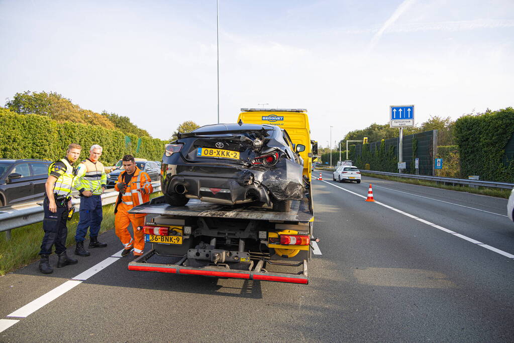 Veel schade bij botsing tussen auto en bestelbus