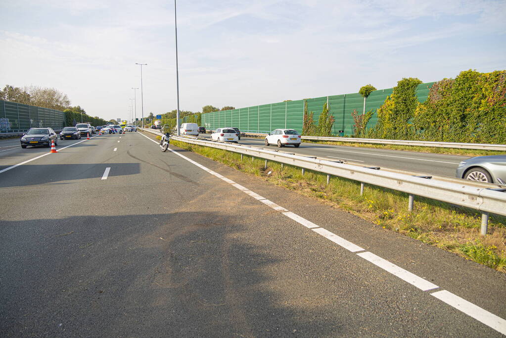 Veel schade bij botsing tussen auto en bestelbus