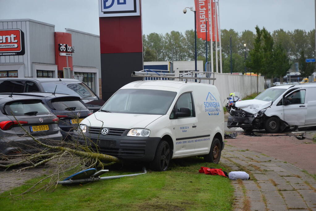 Gewonde bij ongeval tussen twee bestelbussen