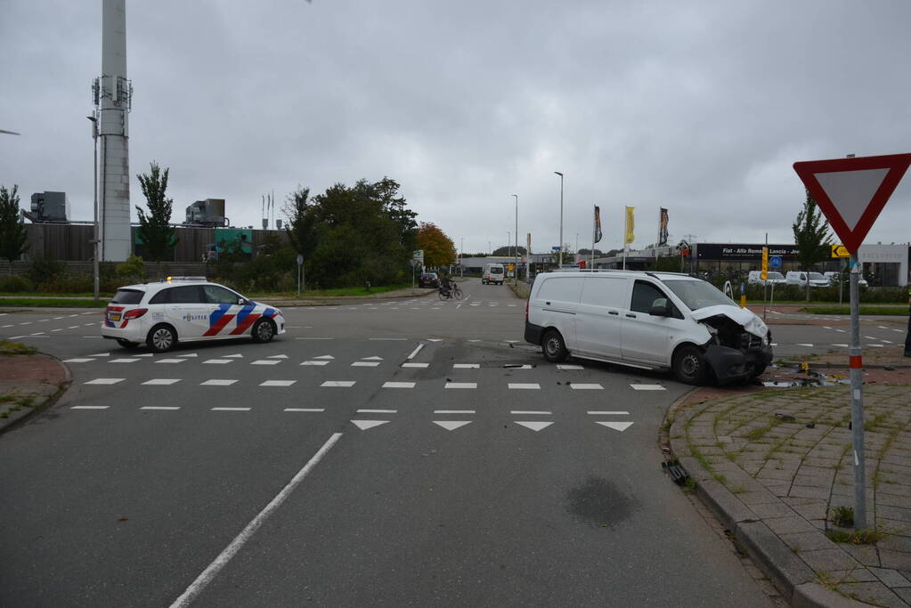 Gewonde bij ongeval tussen twee bestelbussen