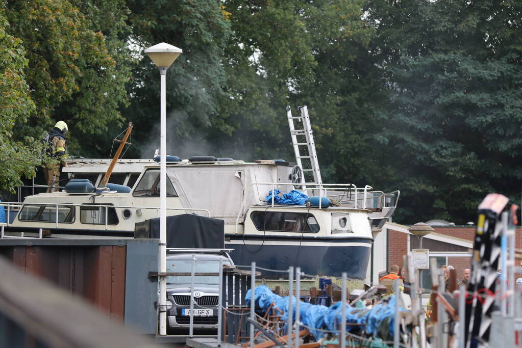 Motorjacht vat vlam tijdens werkzaamheden