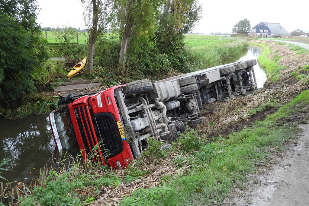 Vrachtwagen geladen met bieten belandt in sloot