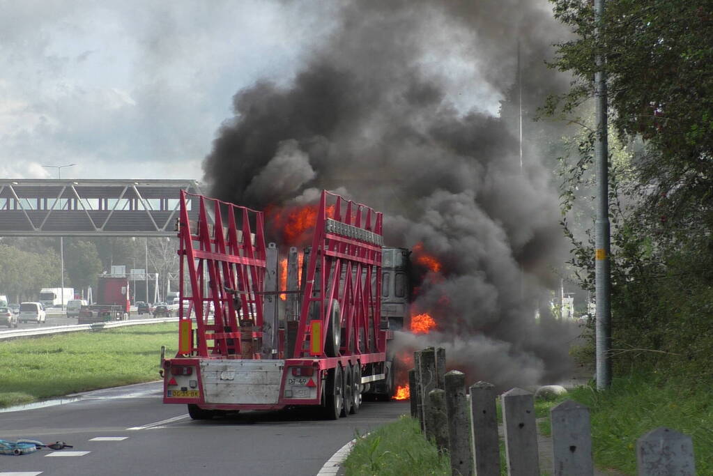 Vrachtwagen uitgebrand op oprit van snelweg