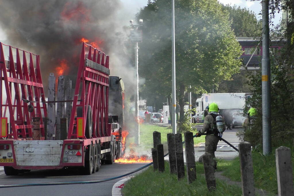 Vrachtwagen uitgebrand op oprit van snelweg