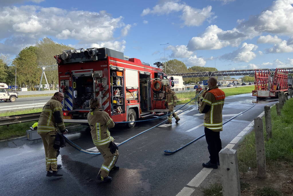Vrachtwagen uitgebrand op oprit van snelweg