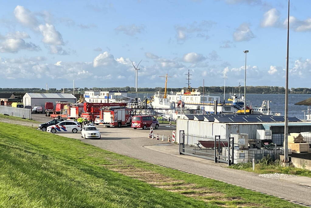 Meerdere personen te water na omslaan vaartuig