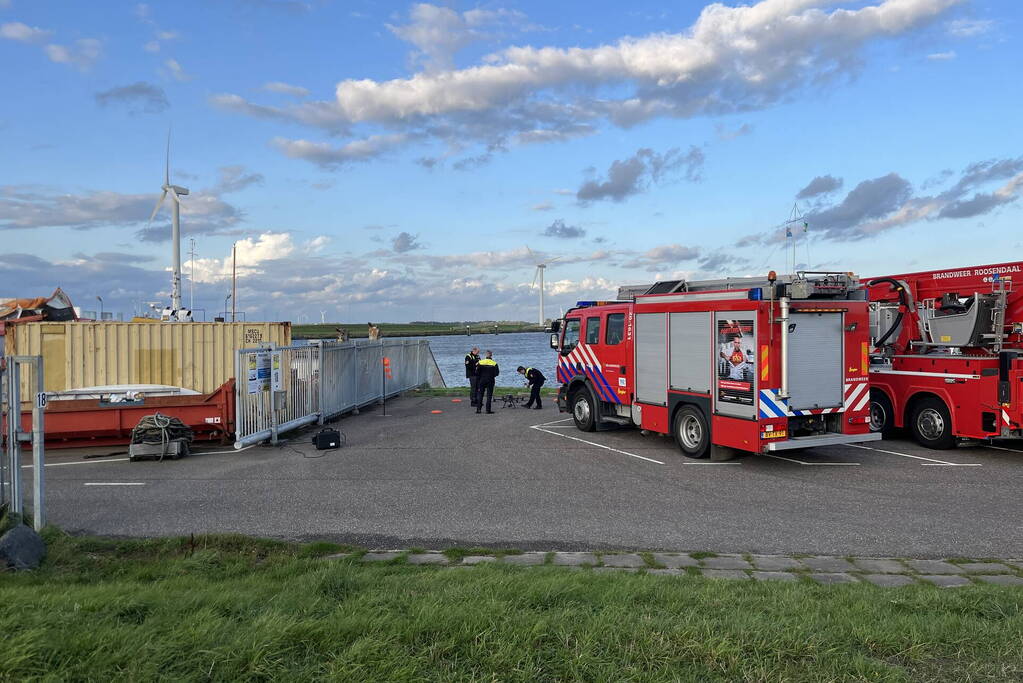 Meerdere personen te water na omslaan vaartuig
