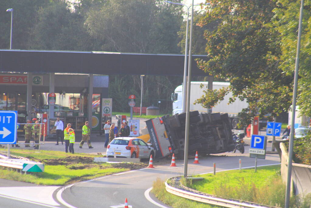 Vrachtwagen belandt op zijkant