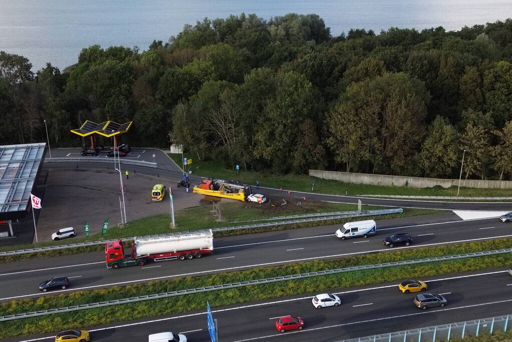 Vrachtwagen belandt op zijkant