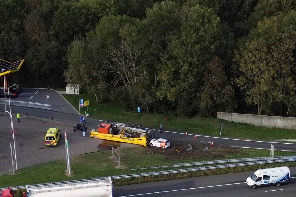 Vrachtwagen belandt op zijkant