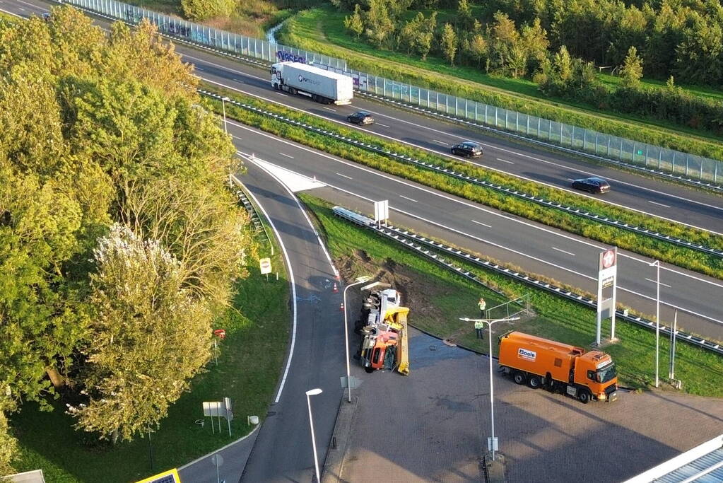 Vrachtwagen belandt op zijkant
