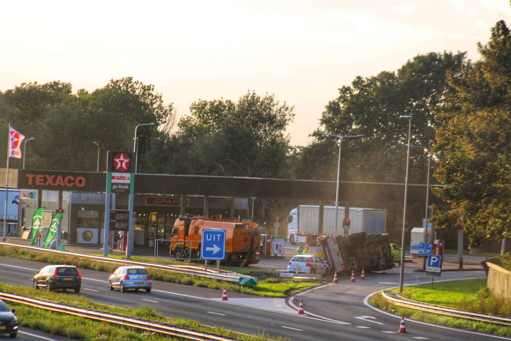 Vrachtwagen belandt op zijkant