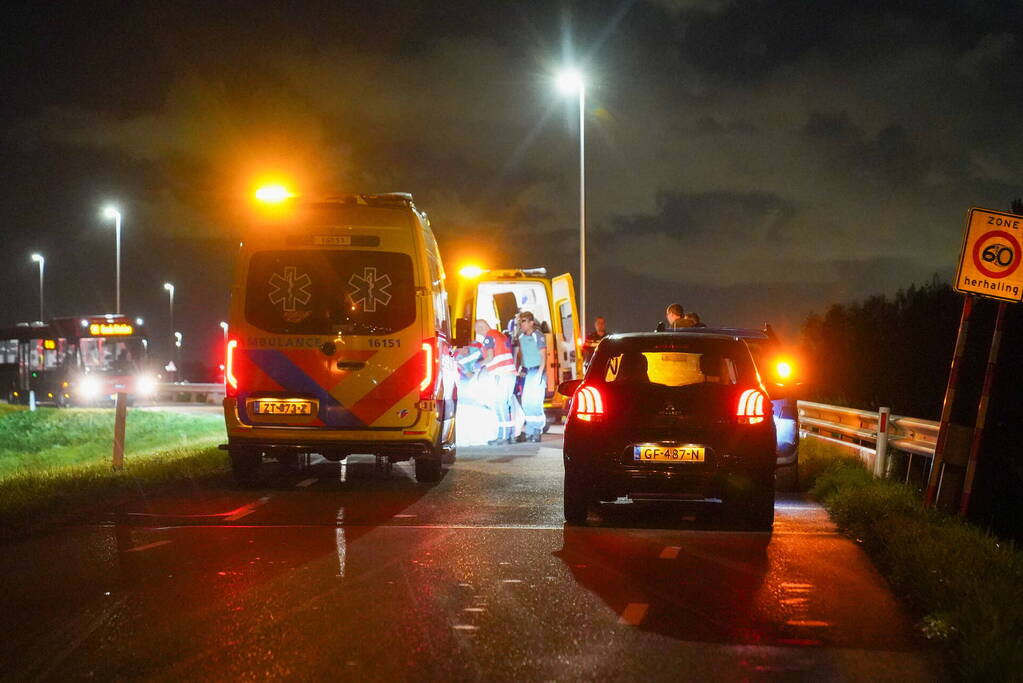 Motorrijder gaat onderuit en raakt gewond